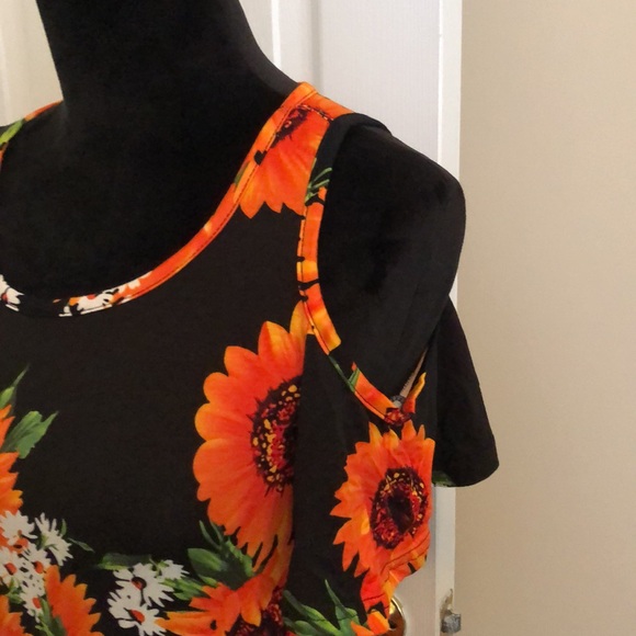 Sun dress with shoulders out - Picture 2 of 4